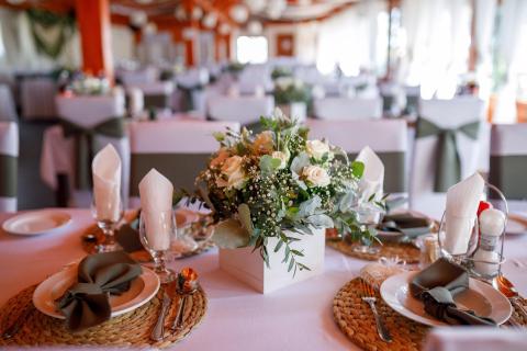 Sweetweddingclub.hu - Bútor és eszközbérlés: Kredenc Dekor