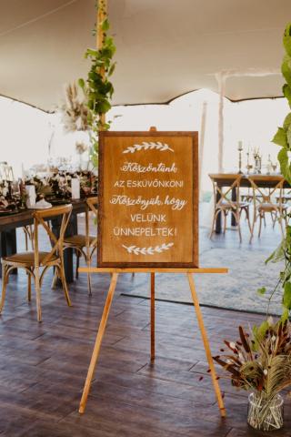 Kalligrafikus táblák nem csak a vendégek köszöntésére