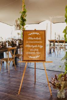 Kalligrafikus táblák nem csak a vendégek köszöntésére